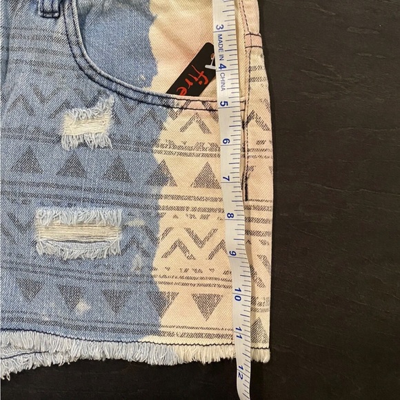 Fire Los Angeles Distressed Jean Shorts Juniors Sz 11 Pink & White Aztec Pattern - Picture 5 of 7